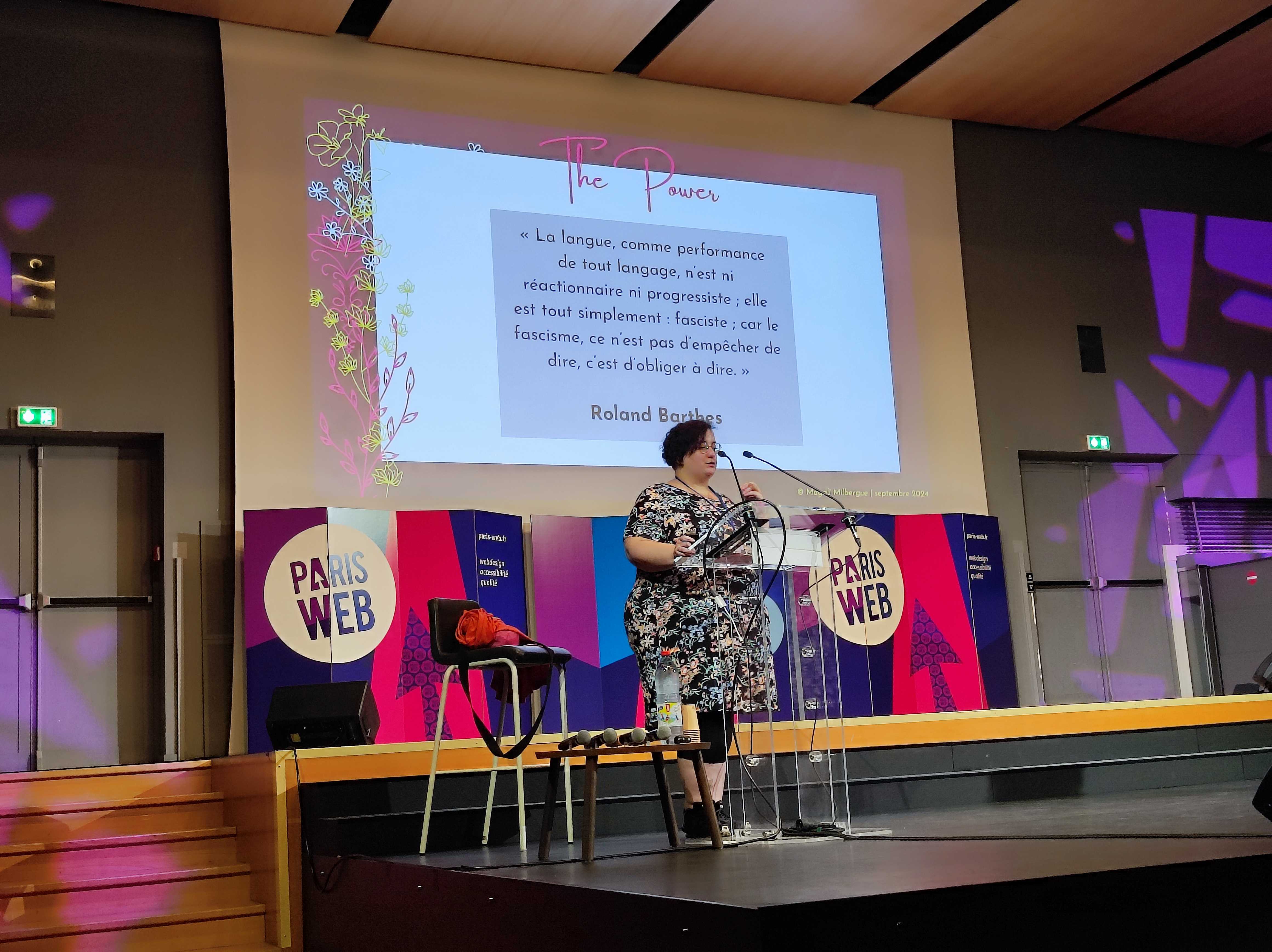 Magali Milbergue pendant sa conférence "Mots à maux - comment le langage reflète et entretient les parties les plus toxiques de notre industrie"