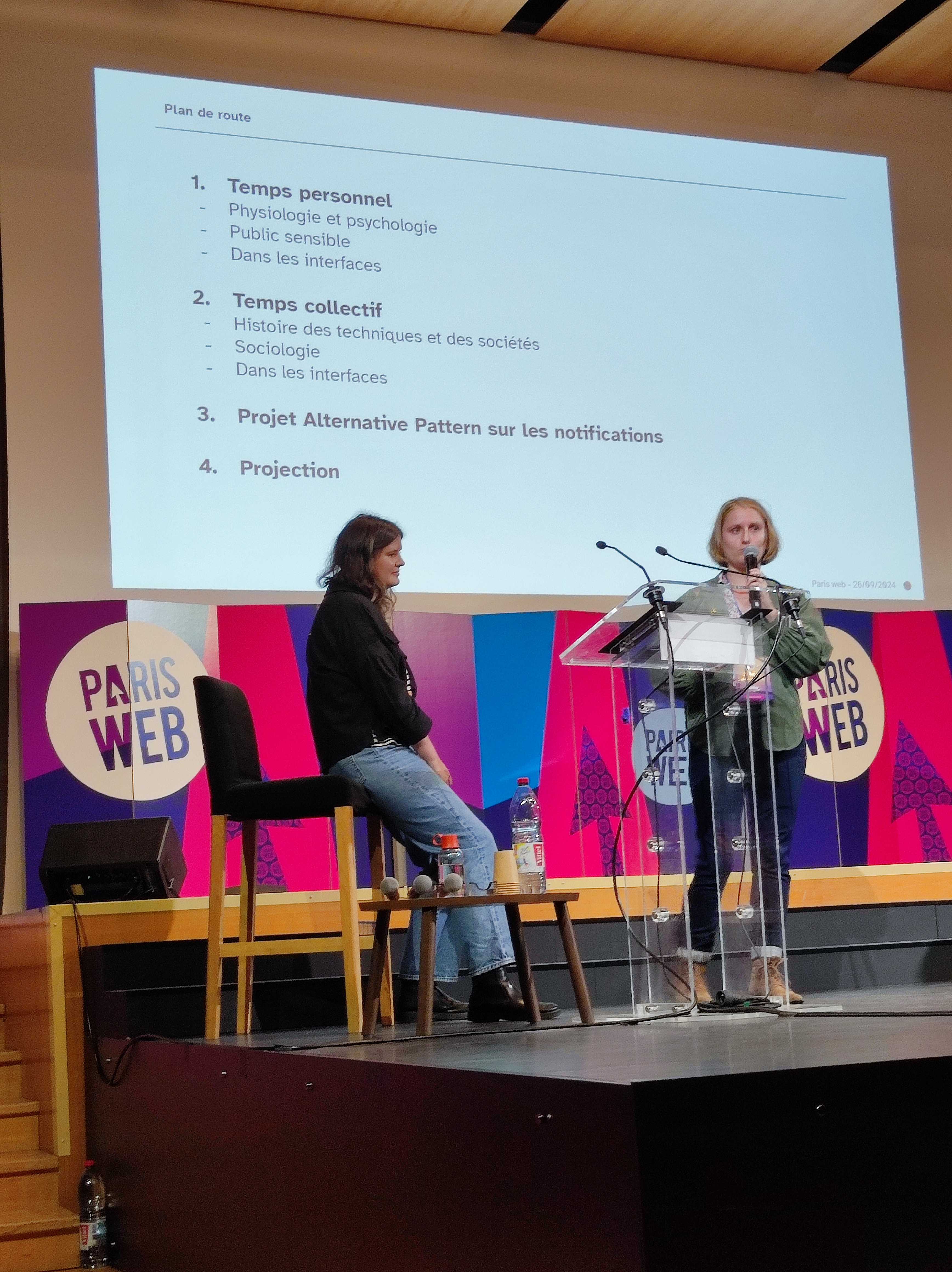 Flora Brochier et Esther Jacquet en train de présenter "Du calendrier lunaire aux notifications du smartphone : la notion du temps"