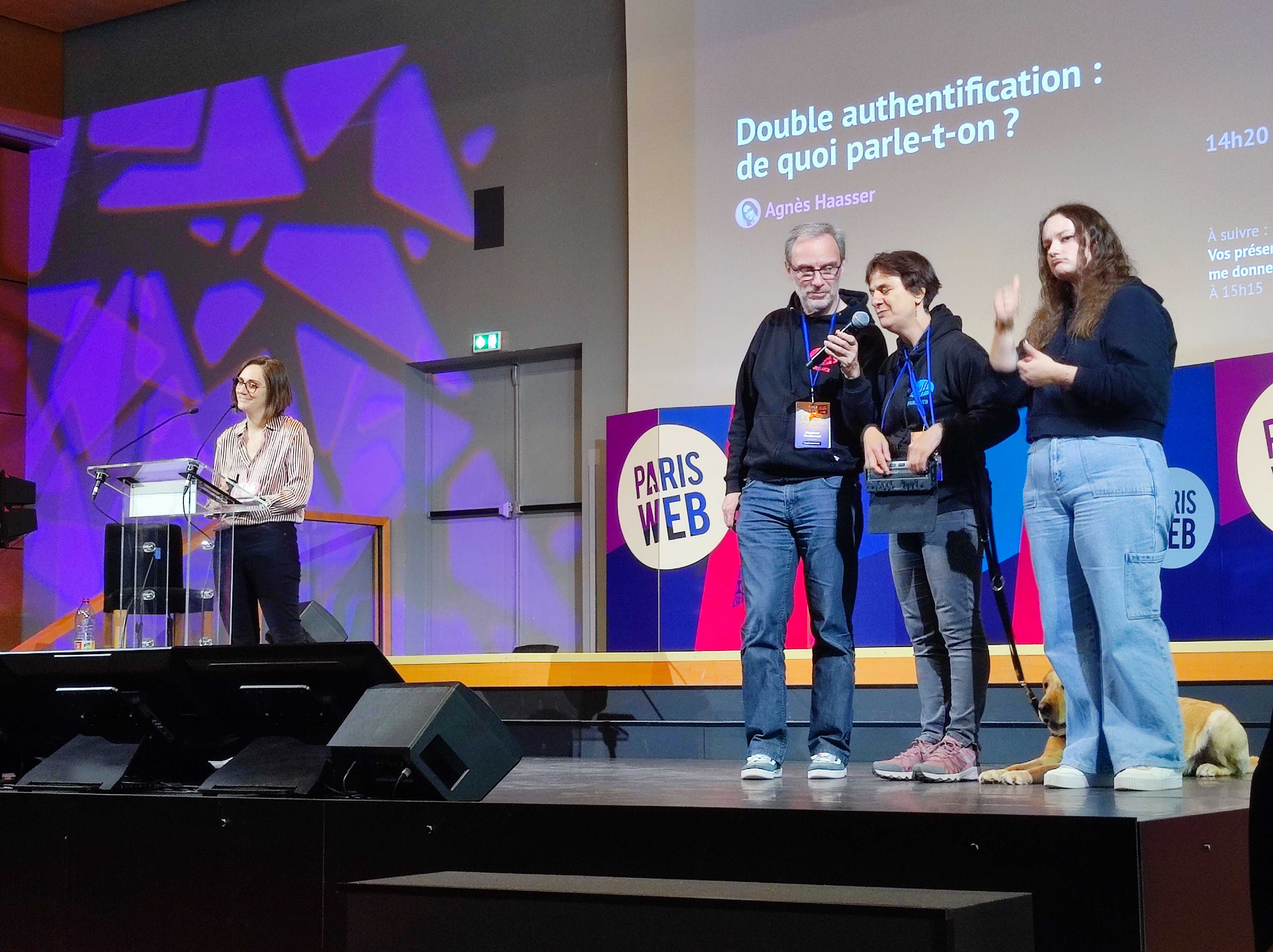 Agnès Haasser va commencer la conférence "Double authentification : de quoi parle-t-on ?". Le staff de Paris Web présente la conférence à l'oral et en LSF.